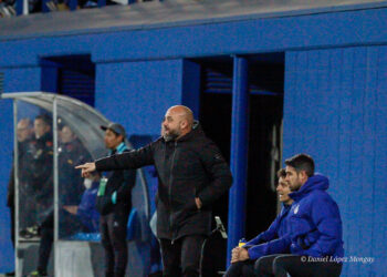 Manolo González dando instrucciones durante un partido en la CE Dani Jarque | @mongay_photography