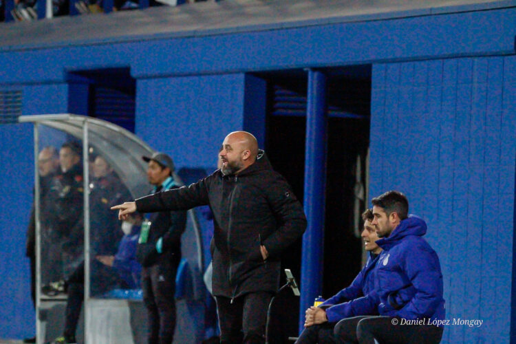 Manolo González dando instrucciones durante un partido en la CE Dani Jarque | @mongay_photography