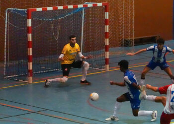 El portero de la SD Espanyol bloca una pelota comprometida | 'X': @perico_utd