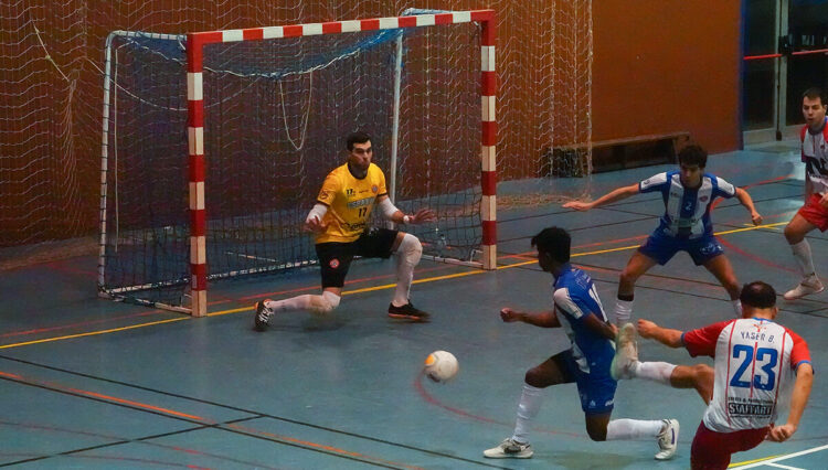 El portero de la SD Espanyol bloca una pelota comprometida | 'X': @perico_utd