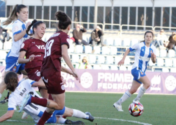 El Espanyol Femenino lucha una pelota ante el DUX Logroño | @mongay_photography