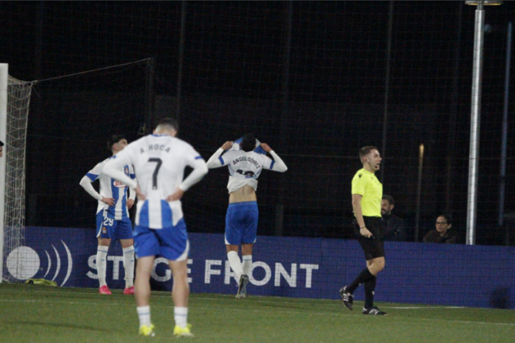 El Espanyol B se lamenta tras encajar un gol en la CE Dani Jarque. Fotografía: @mongay_photography