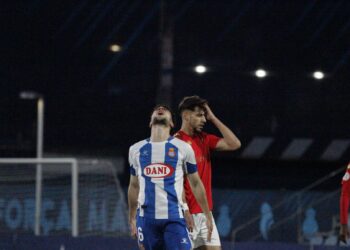 Roger Martínez se lamenta en una accion contra el Atlético Saguntino. Fotografía: @mongay_photography