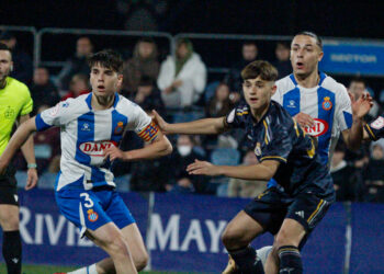Roger Hinojo y Mateo Sciancalepore disputando una pelota contra el Real Madrid | @mongay_photography