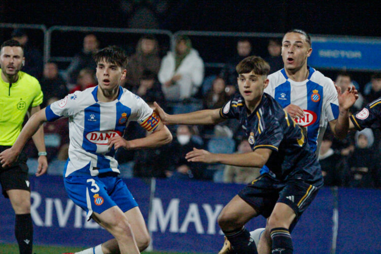 Roger Hinojo y Mateo Sciancalepore disputando una pelota contra el Real Madrid | @mongay_photography