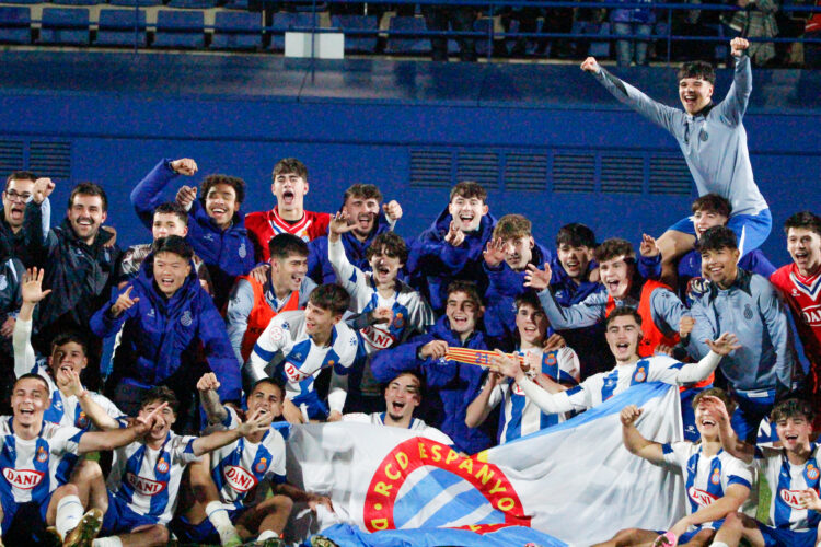El juvenil A celebra el pase ante el Real Madrid en Copa del Rey | @mongay_photography