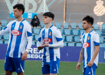 Pase de manos en un partido en la CE Dani Jarque | @mongay_photography