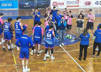 Jugadores del SD Espanyol saludan tras el partido a los aficionados | @canaldisset