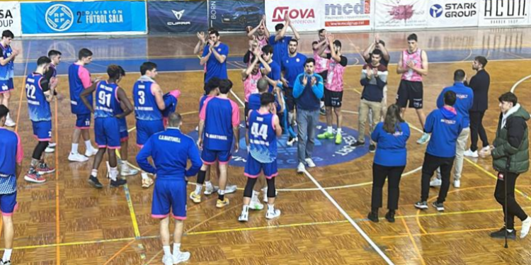 Jugadores del SD Espanyol saludan tras el partido a los aficionados | @canaldisset