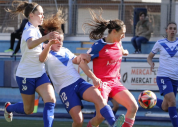 La goleadora Ángeles del Álamo se peleó con toda la defensa del CE Europa | @mongay_photography