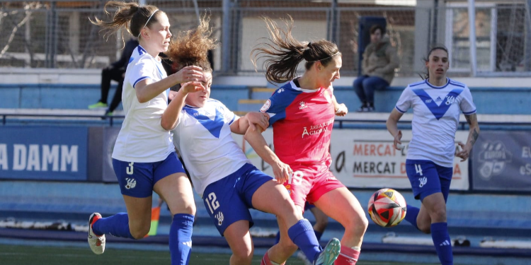 La goleadora Ángeles del Álamo se peleó con toda la defensa del CE Europa | @mongay_photography