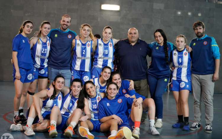 Imagen del baloncesto femenino de la SD Espanyol tras ganar su encuentro. Fotografía: @canaldisset