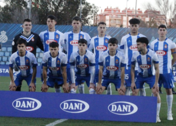 El Espanyol B posa al inicio del encuentro ante el Atlético Saguntino | @mongay_photography