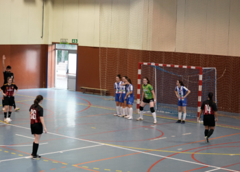 El FutSal Fem de la SD Espanyol se defiende de una falta en contra. Fotografía: @canaldisset