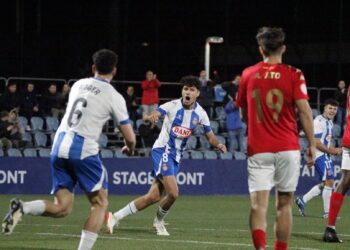 Carvalho celebra su gol logrado ante el Atlético Saguntino. Fotografía: @mongay_photography