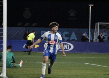 Javi Hernández celebra el gol logrado ante el Atlético Saguntino. Fotografía: @mongay_photography