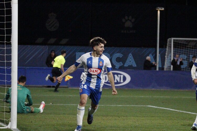 Javi Hernández celebra el gol logrado ante el Atlético Saguntino. Fotografía: @mongay_photography