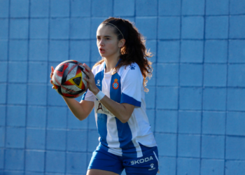 Lucía Vallejo en un saque de banda ante el Osasuna Fem. Fotografía: @mongay_photography