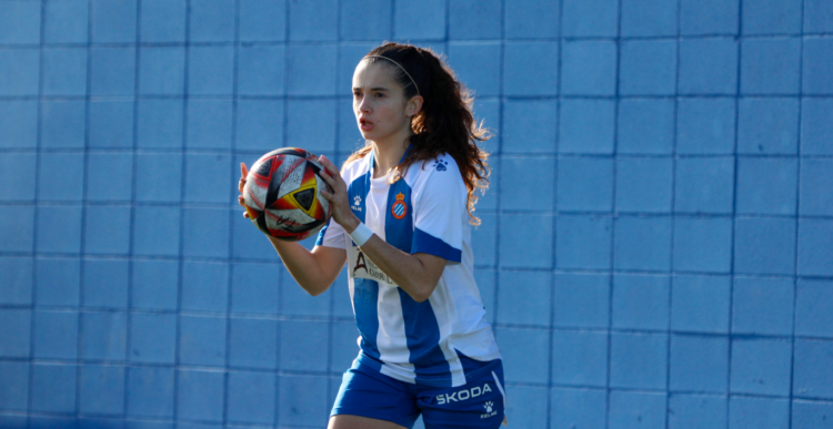 Lucía Vallejo en un saque de banda ante el Osasuna Fem. Fotografía: @mongay_photography