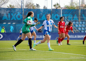 Ángeles del Álamo luchando una pelota en el partido ante el AEM Fem | @mongay_photography