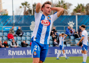 Ian Forns se lamenta en un partido de la CE Dani Jarque | @mongay_photography