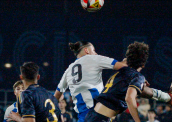 Espanyol Juvenil A disputando una pelota | @mongay_photography