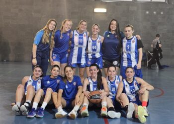 Jugadoras de la SD Espanyol de baloncesto posan al finalizar el partido | Fotografía: @canaldisset