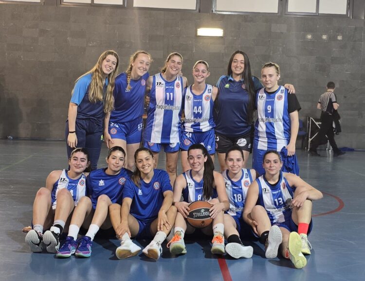 Jugadoras de la SD Espanyol de baloncesto posan al finalizar el partido | Fotografía: @canaldisset