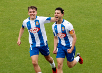 Celebración de Ian Forns y Roger Martínez en la remontada del partido ante el Cerdanyola FC | @mongay_photography