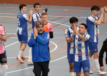 El equipo de la SD Espanyol aplaude al aficionado perico tras ganar el encuentro | @canaldisset