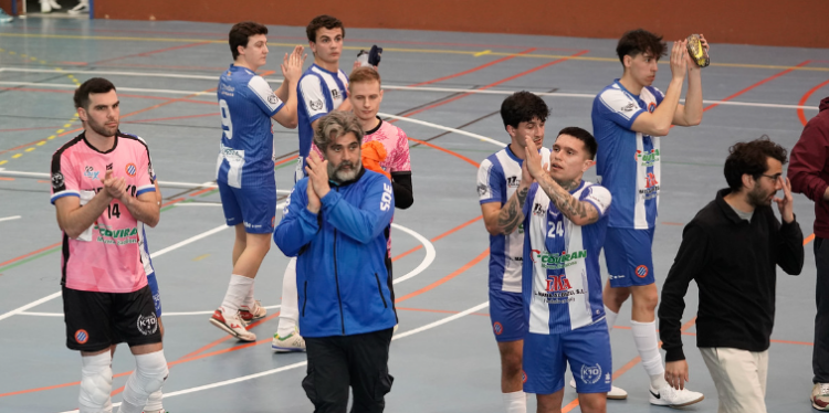 El equipo de la SD Espanyol aplaude al aficionado perico tras ganar el encuentro | @canaldisset