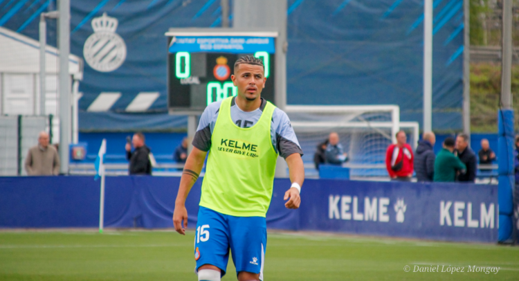 José Luis Català calentando previamente antes de un partido con el filial | @mongay_photography