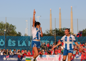 Lice se besa el escudo tras conseguir el primer gol de la final de ascenso a la Liga F | @cortada21