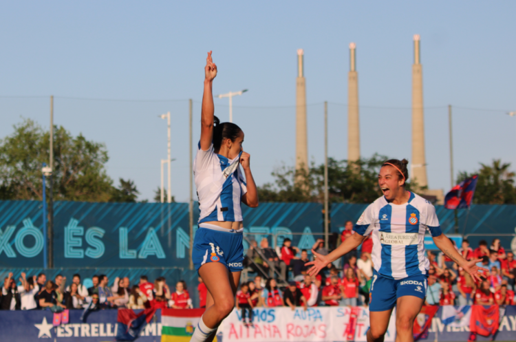 Lice se besa el escudo tras conseguir el primer gol de la final de ascenso a la Liga F | @cortada21
