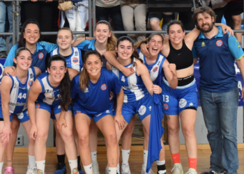 Las jugadoras pericas celebran la victoria y el ascenso en la Supercopa | @canaldisset