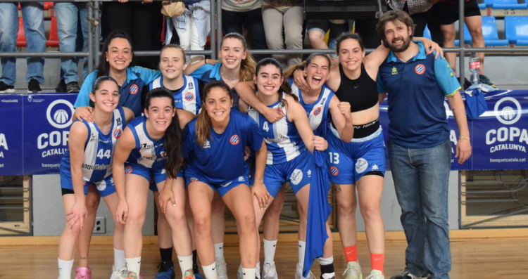 Las jugadoras pericas celebran la victoria y el ascenso en la Supercopa | @canaldisset