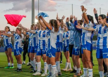 Las jugadoras blanquiazules cantan con la juvenil 1991 tras pasar de ronda | @mongay_photography