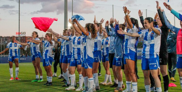 Las jugadoras blanquiazules cantan con la juvenil 1991 tras pasar de ronda | @mongay_photography