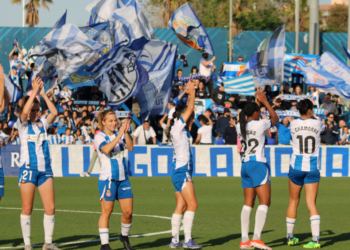 Las jugadoras aplauden a la afición perica | @cortada21