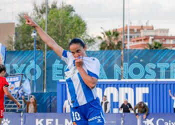 Lice Chamorro se besa el escudo tras marcar gol | @mongay_photography