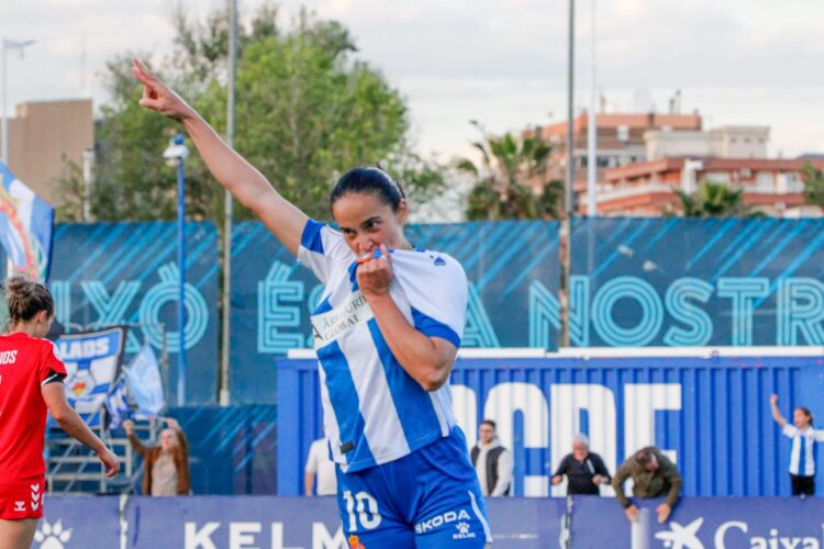 Lice Chamorro se besa el escudo tras marcar gol | @mongay_photography