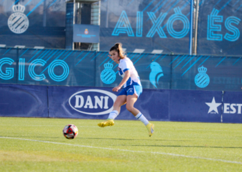 María Barquero en el momento de un golpeo de balón | @mongay_photography