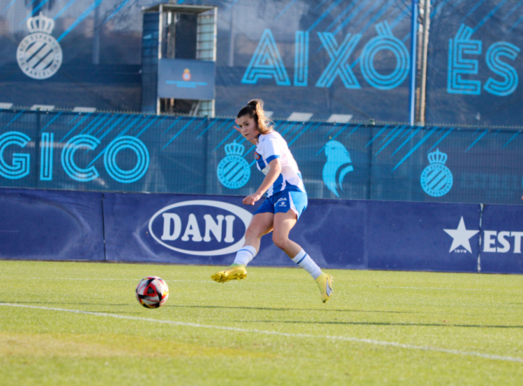 María Barquero en el momento de un golpeo de balón | @mongay_photography