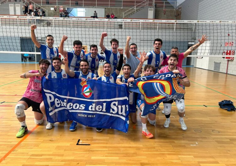 La SD Espanyol de Voleibol celebra el triunfo | Arnau Baqué