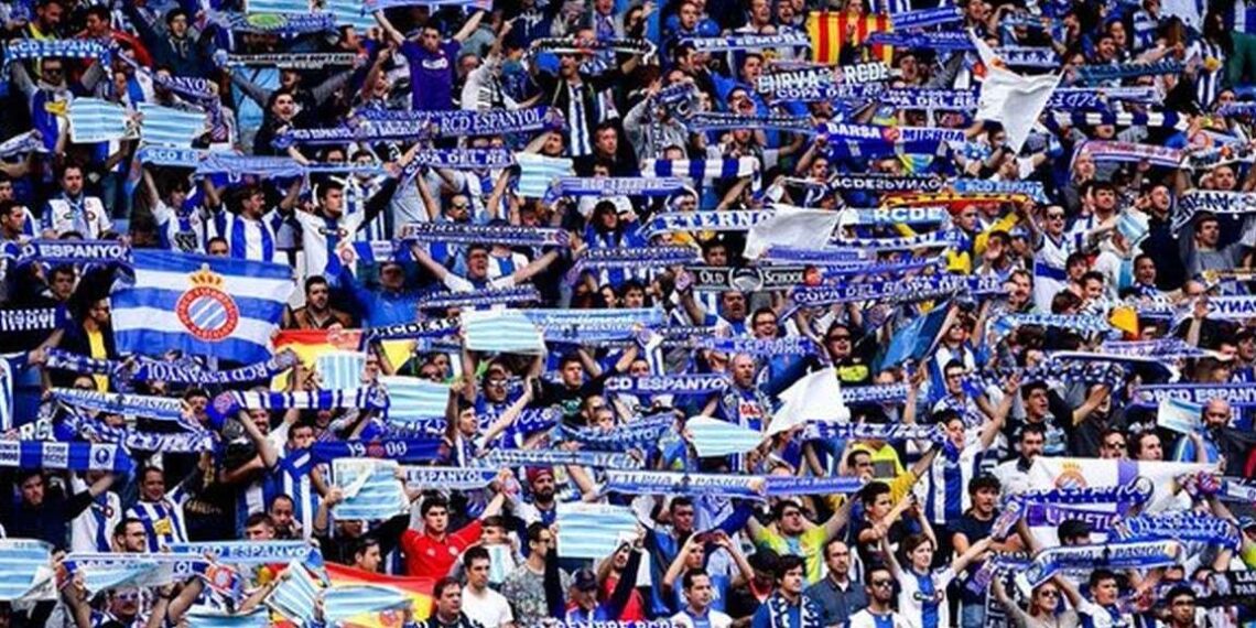 Afición del Espanyol animando en el estadio