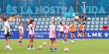Calentamiento antes de enfrentarse al CE Europa Fem | @mongay_photography