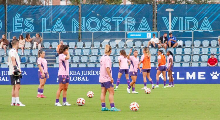 Calentamiento antes de enfrentarse al CE Europa Fem | @mongay_photography
