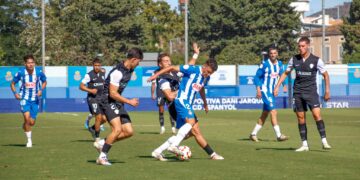 José Ángel Gómez lucha una pelota en el Espanyol B-Elche Ilicitano | @Mongay_photography