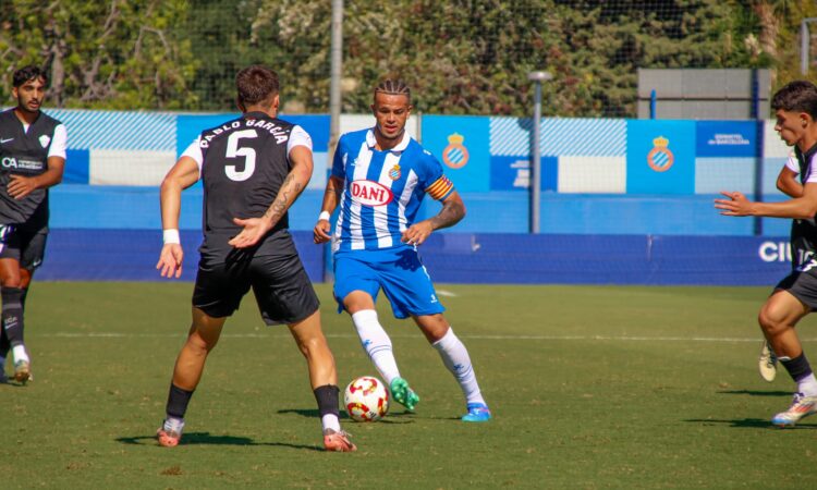 Català protege una pelota ante el Elche Ilicitano | @mongay_photography