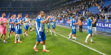 Los jugadores del Espanyol B agradecen a la afición la presencia en el RCDE Stadium | @mongay_photography
